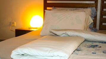 Decoración personalizada, escritorio y espacio para trabajar con laptop