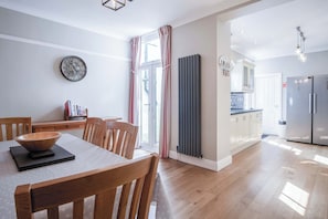 Fridge, microwave, oven, stovetop - Overland Road 4 Bed House Mumbles (Swansea)