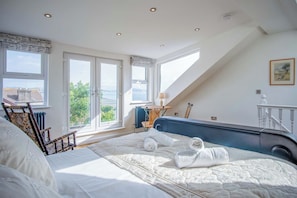 4 bedrooms, free WiFi, bed sheets - Overland Road 4 Bed House Mumbles (Swansea)
