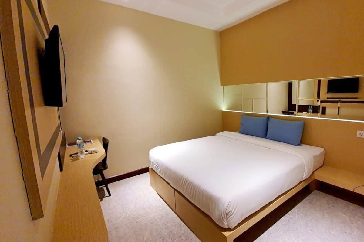 Standard Double or Twin Room | Desk, blackout drapes, soundproofing, iron/ironing board (on request)