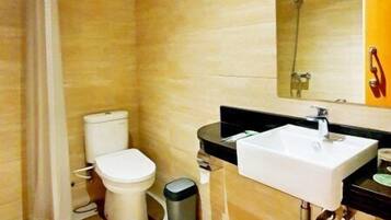 Kamar Double atau Twin Deluks, pemandangan kota | Kamar mandi | Shower, handuk, sabun, dan sampo