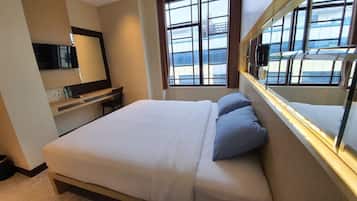 Kamar Double atau Twin Deluks, pemandangan kota | Meja kerja, tirai kedap cahaya, kedap suara, dan setrika/meja setrika