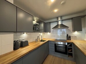 Four, plaque de cuisson, lave-vaisselle, cafetière/bouilloire