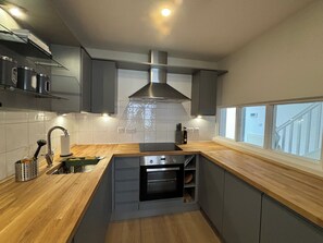 Oven, stovetop, dishwasher, coffee/tea maker - Contemporary 2BD Flat w Private Garden, Shoreditch (Greater London)