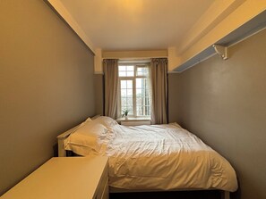 2 bedrooms, desk, iron/ironing board, WiFi