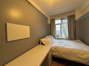 2 habitaciones, escritorio, tabla de planchar con plancha y wifi 