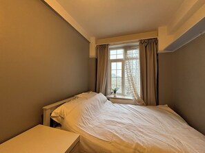 2 bedrooms, desk, iron/ironing board, WiFi