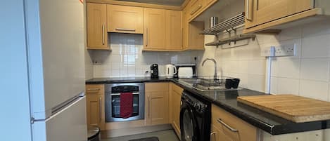 Køleskab, mikrobølgeovn, ovn, kogeplade