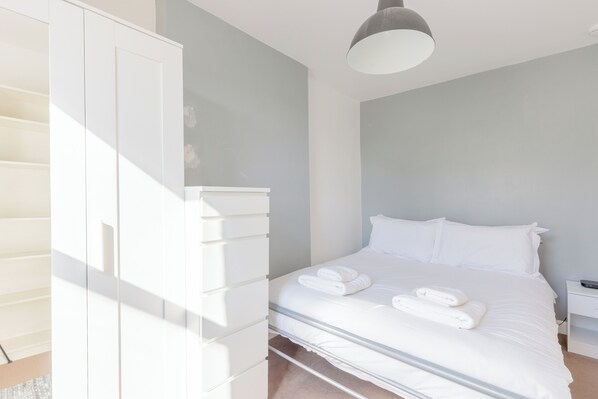 3 bedrooms, desk, iron/ironing board, WiFi