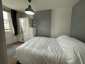 3 bedrooms, desk, iron/ironing board, WiFi