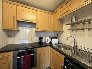 Fridge, microwave, oven, stovetop - Snug 3BD Victorian Flat in the Heart of Paddington (Greater London)