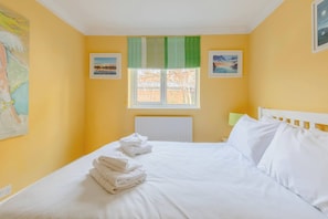 2 slaapkamers, een strijkplank/strijkijzer, internet, beddengoed