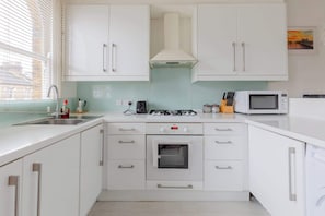 Fridge, microwave, oven, stovetop - Warm and Inviting 2BD Flat, Fulham (Greater London)