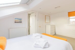 2 bedrooms, iron/ironing board, internet, bed sheets