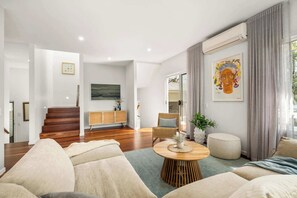 TV, offices - Luxury 4 BDR beach home with sea views - sleeps 12 (Torquay)