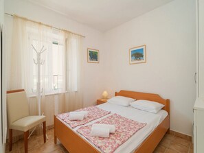 3 bedrooms, iron/ironing board, bed sheets