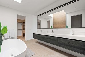 Shower, hair dryer, towels - Infinity Ocean Views & Mountain in Every Corner (Playa Tamarindo)