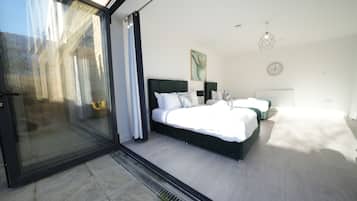 Deluxe Triple Room | Hypo-allergenic bedding, individually decorated, individually furnished