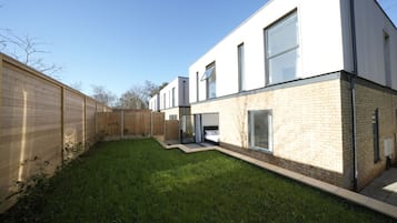 Deluxe Triple Room | Hypo-allergenic bedding, individually decorated, individually furnished