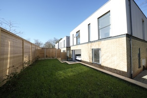 Deluxe driepersoonskamer | Hypoallergeen beddengoed, individueel gedecoreerd