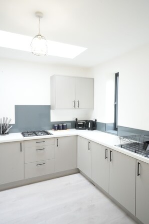 Full-sized fridge, microwave, oven, toaster - Ealing Broadway Great Stay (London)