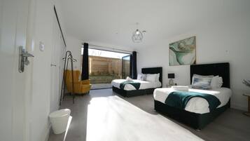 Deluxe Triple Room | Hypo-allergenic bedding, individually decorated, individually furnished