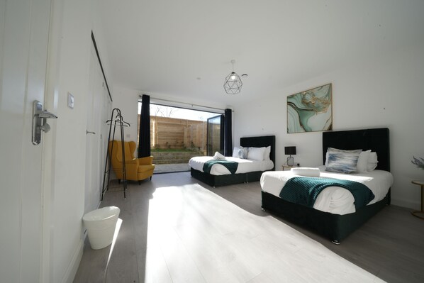 Tremannsrom – deluxe | Allergitestet sengetøy, individuelt dekorert og individuelt innredet