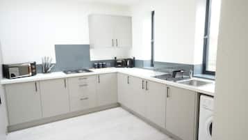 Full-sized fridge, microwave, oven, toaster