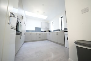 Een koelkast met diepvriezer, een microgolfoven, een oven