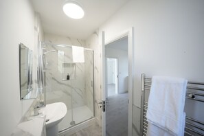 Chambre Prestige double | Salle de bain | Serviettes fournies, shampooing, papier de toilette