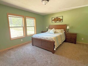 3 chambres, fer et planche à repasser, Wi-Fi, draps fournis