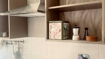 Fridge, oven, stovetop, coffee/tea maker