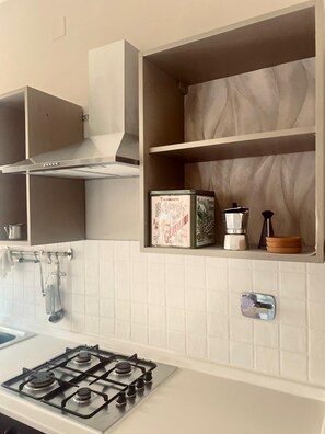 Fridge, oven, stovetop, coffee/tea maker