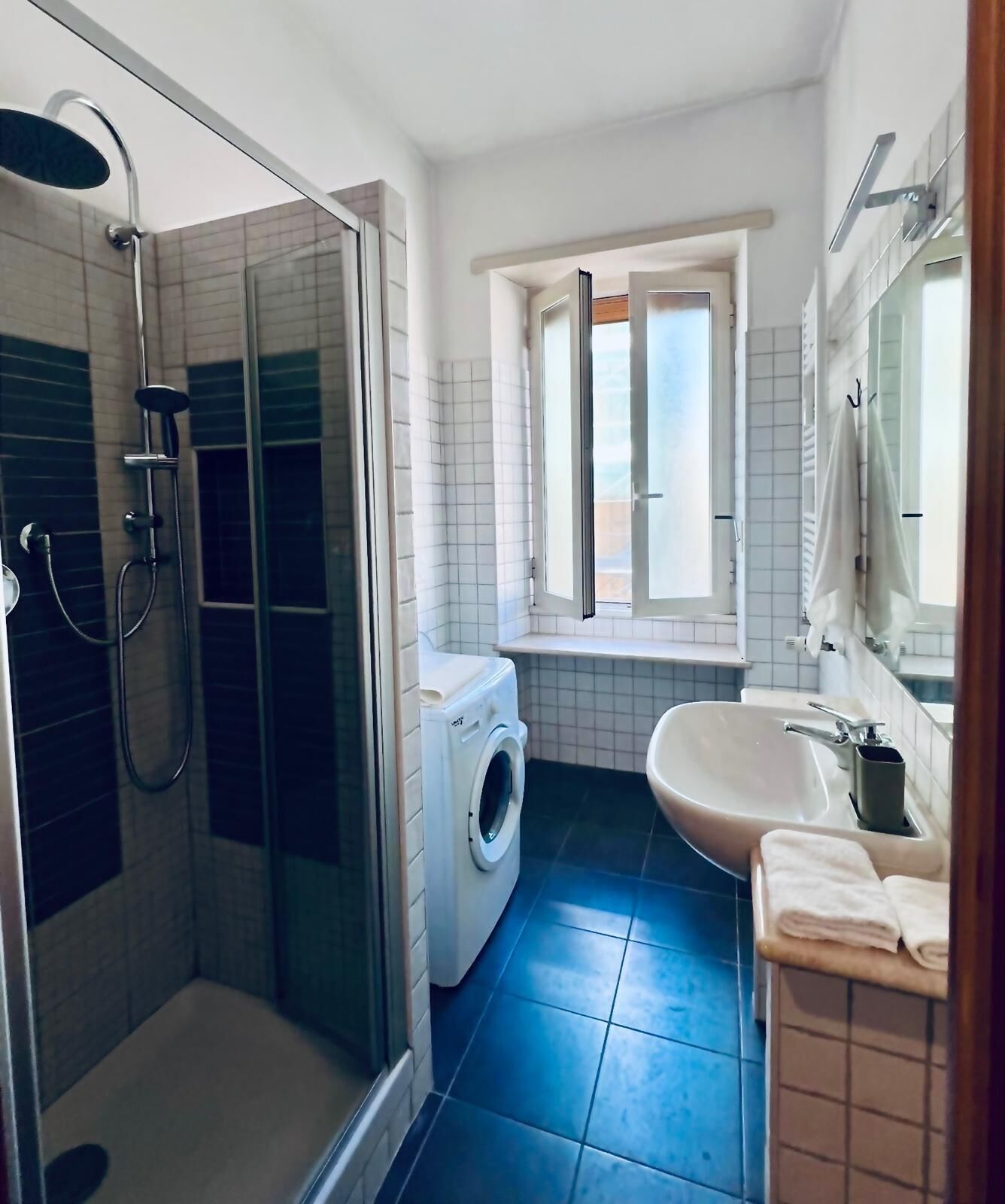 Dusche, Haartrockner, Bidet, Handtücher