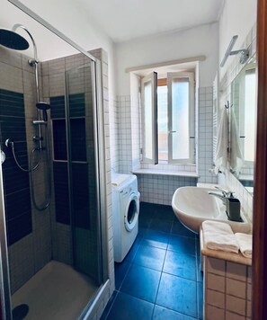 Shower, hair dryer, bidet, towels - Monteverde 65, apartment where you can feel at home near the center.   (Roma)