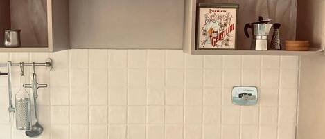 Réfrigérateur, four, plaque de cuisson, cafetière/bouilloire