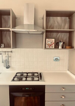 Refrigerador, horno, placa de cocina, cafetera/tetera