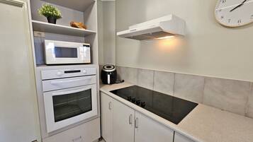 Réfrigérateur, micro-ondes, four, grille-pain