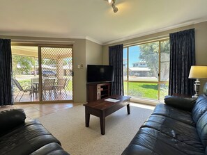 TV - Waterfront Resort | Sleeps 6 | Pool | Wifi (Kalbarri)