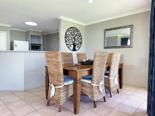Dining - Pelican Shore Villa 20 - Kalbarri WA (Kalbarri)