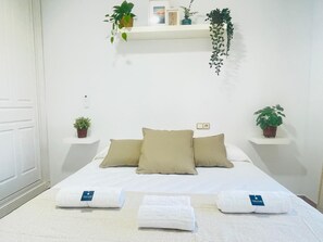 4 habitaciones, tabla de planchar con plancha y cuna de viaje 