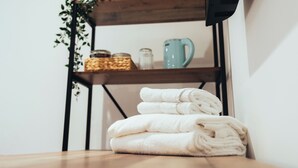 Deluxe King Double Room | ملاءات للفراش لا تسبب الحساسية ومكتب ومساحة عمل للكمبيوتر المحمول