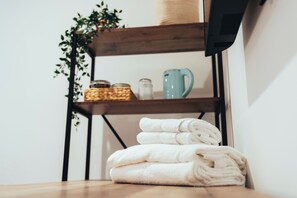 Hypo-allergenic bedding, desk, laptop workspace, iron/ironing board - Kings Head Usk (Usk)