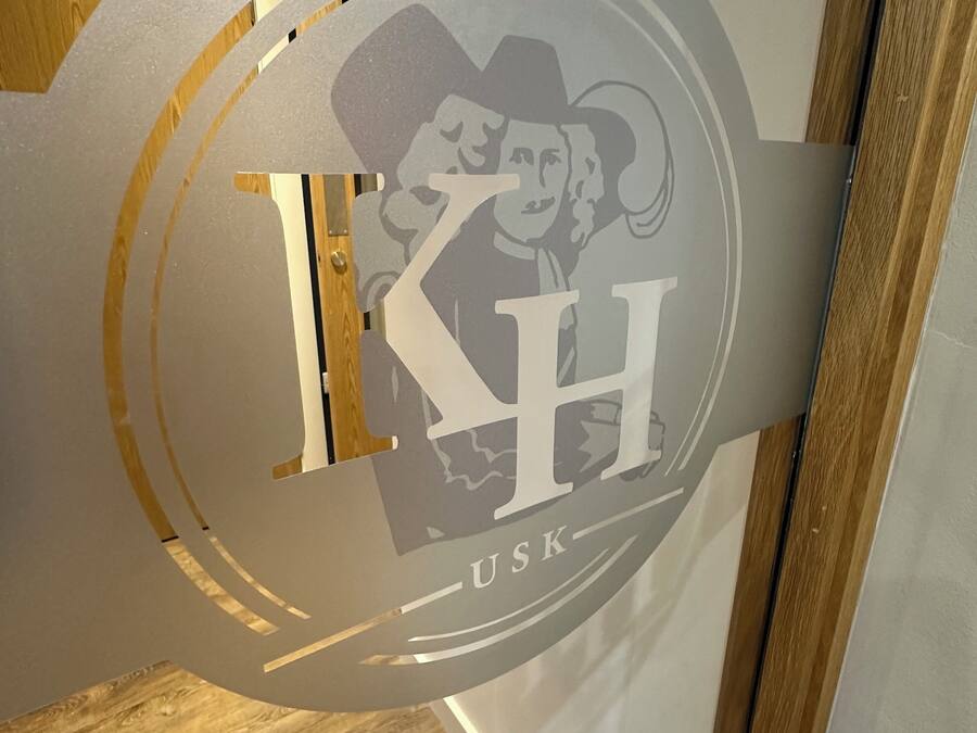 A circular sign with a logo and the letters "IHS" and "USK" on it.
