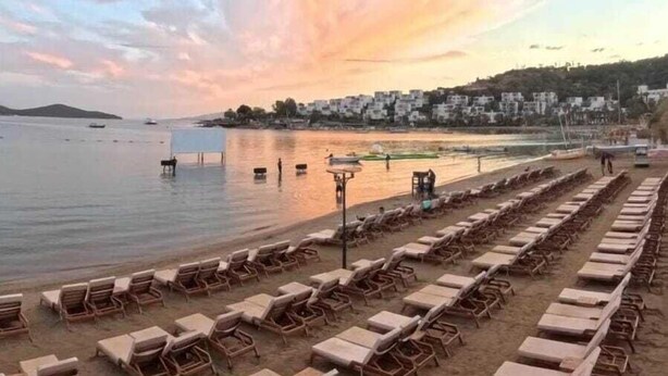 A beach with rows of sun loungers and a calm sea. - SEA SOUL OTEL (Bodrum)