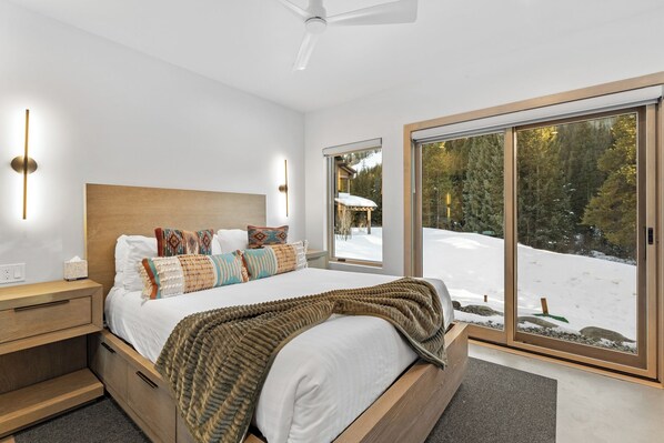 4 bedrooms, free WiFi, bed sheets - Townhome Only Steps From Ski Lifts w/ Mountain Views from Private Hot Tub! (Keystone)