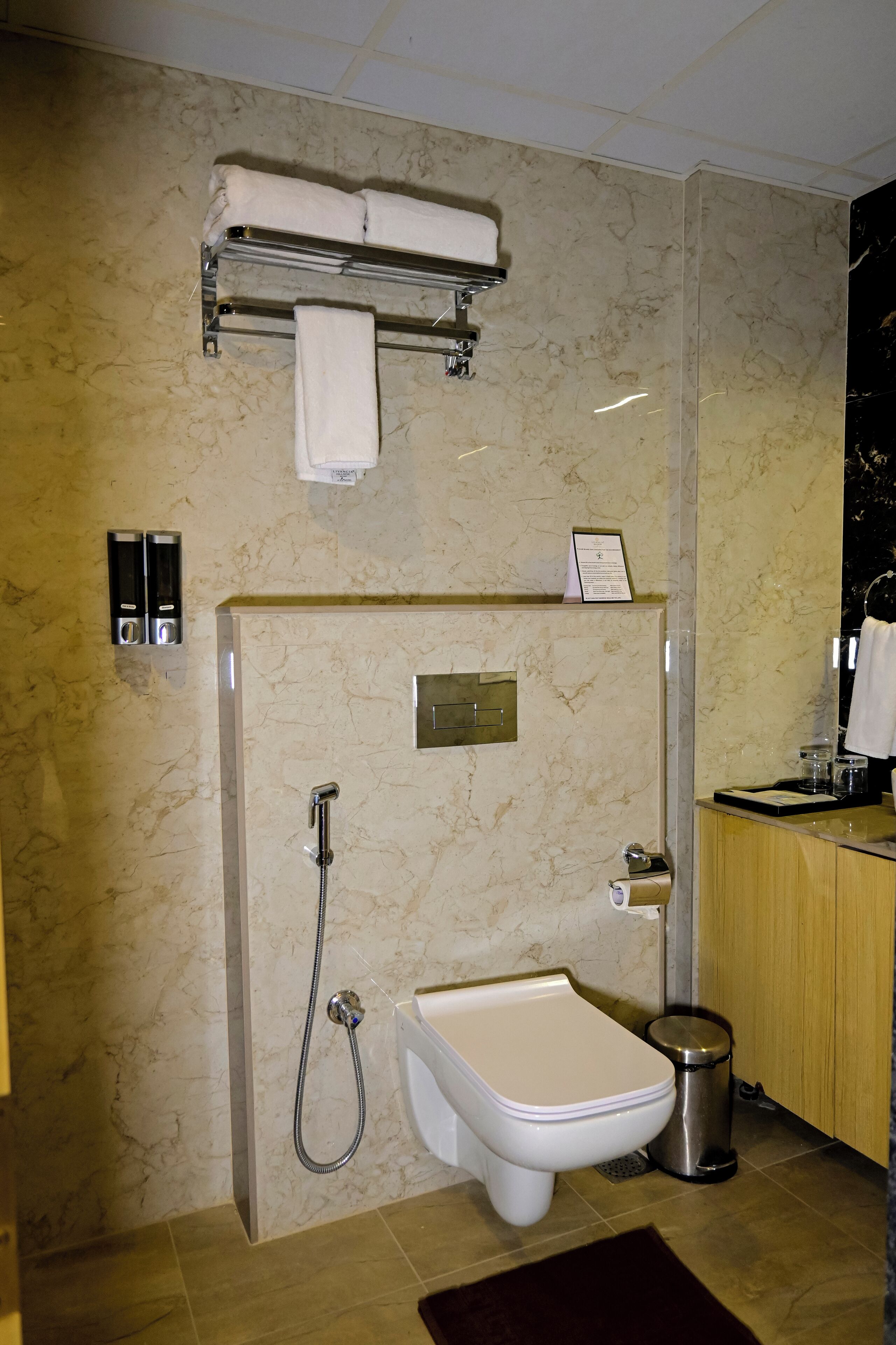 Une salle de bain moderne équipée d’une douche, de toilettes et d’un meuble-lavabo.