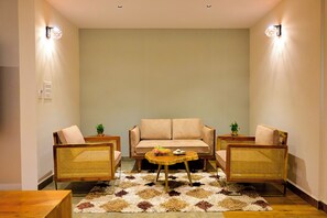 Soundproofing, free WiFi, bed sheets - Hillside Hotel (Mysore)