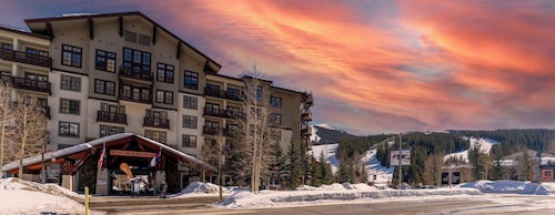 Ski-In/Ski-Out at Copper Resort w/ Cozy Fireplace & Shared Outdoor Hot Tub!
