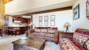 TV, fireplace - Canyon Ski Gateway – Condo for 4 (Mammoth Lakes)